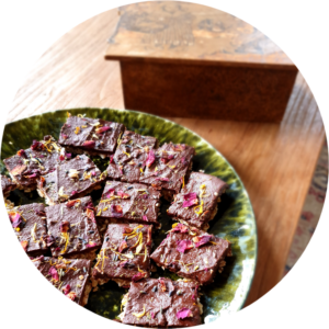 Chocoladevierkantjes met bloemen op een groen bord