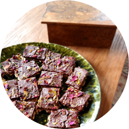 Chocoladevierkantjes met bloemen op een groen bord