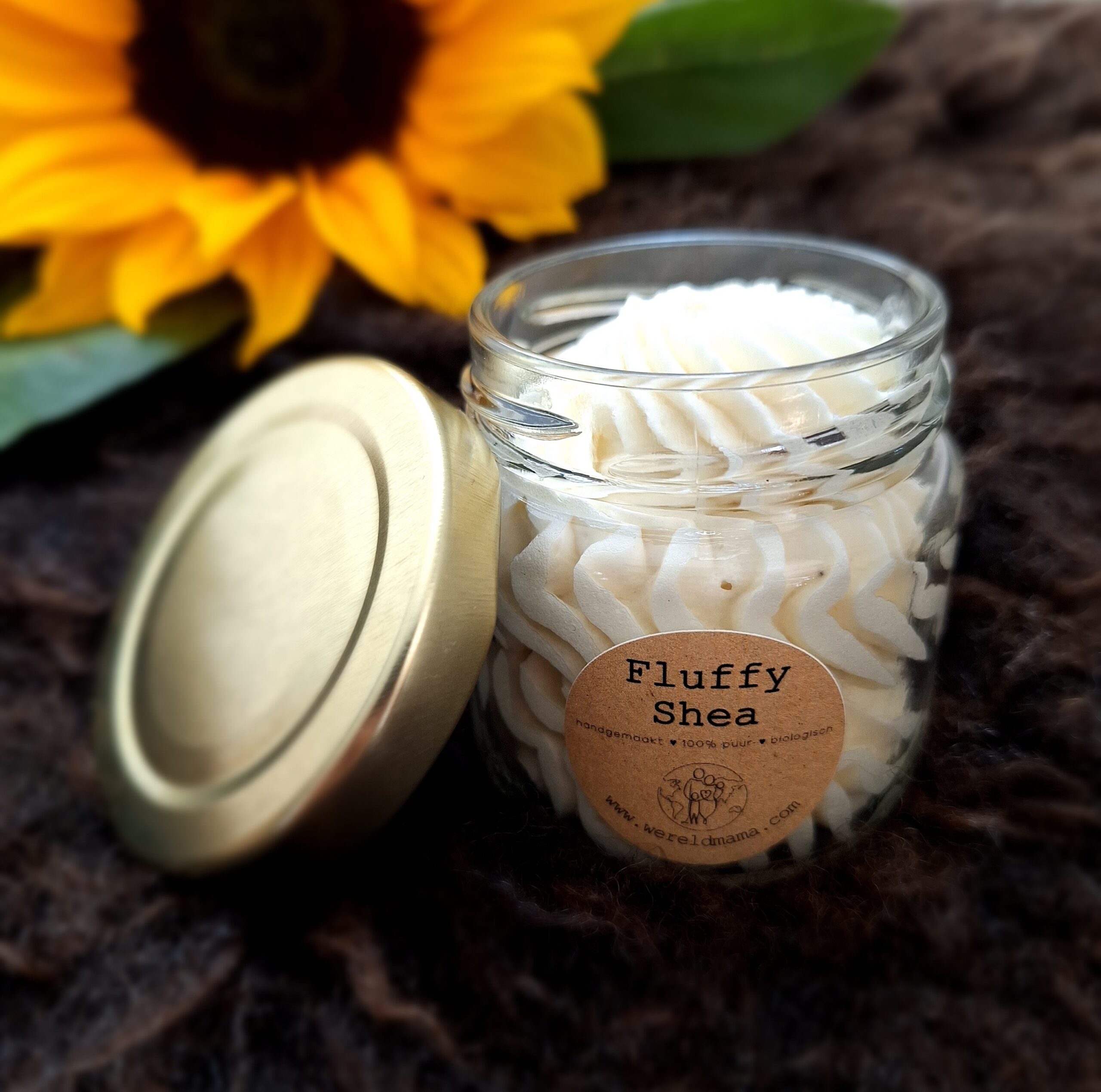 Fluffy Shea botercrème in glazen pot met zonnebloem op achtergrond