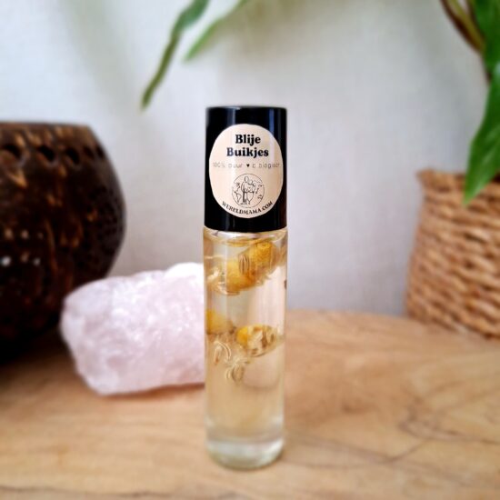 Natuurlijke olie met bloemen in een fles op houten tafelblad