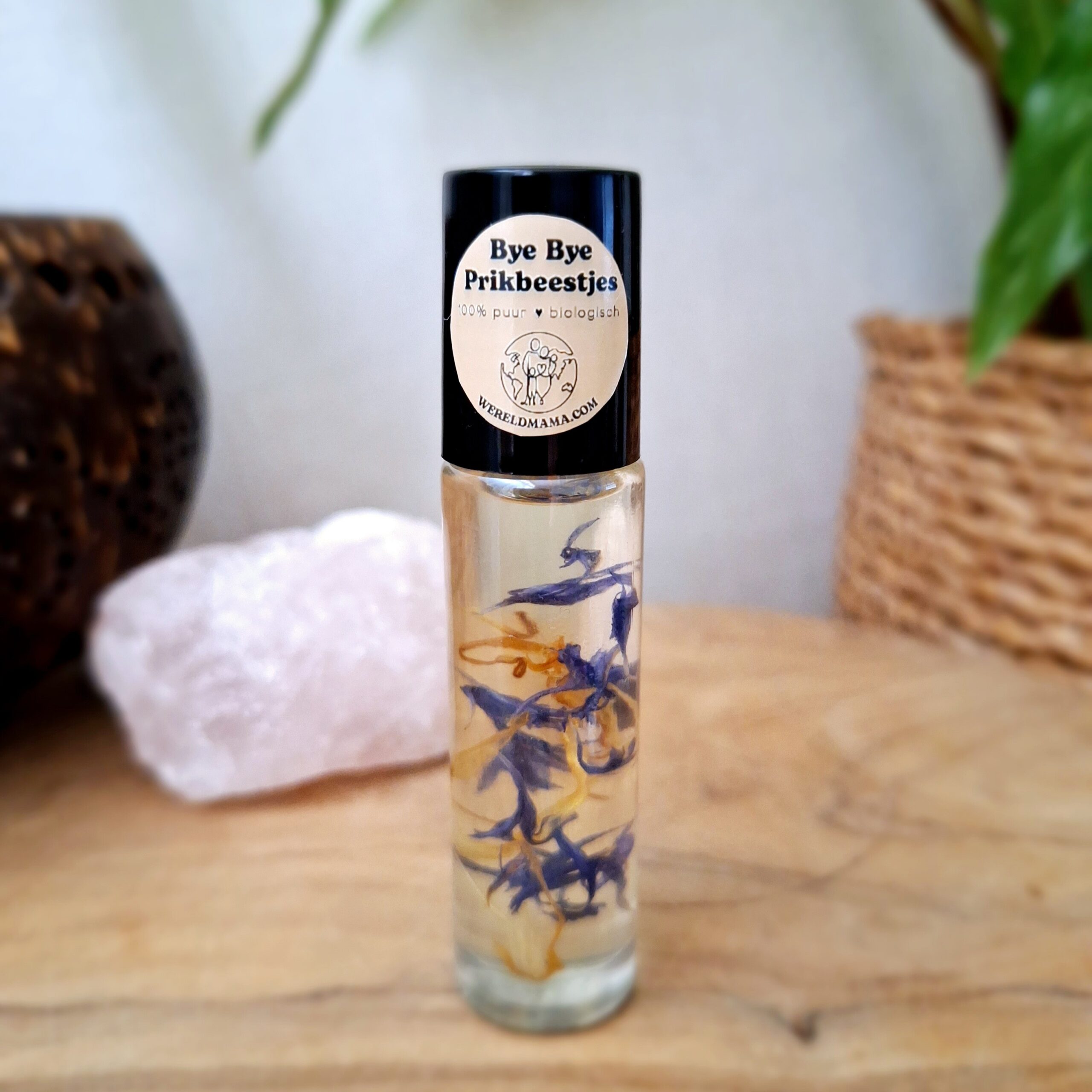 Natuurlijke insectenroller met bloemen op houten tafel
